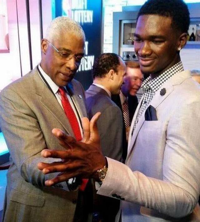 丹尼尔斯成历史第5年轻达成400断+100帽的球员（丹尼尔斯以史上第五年轻身份完成400次抢断+100次盖帽）