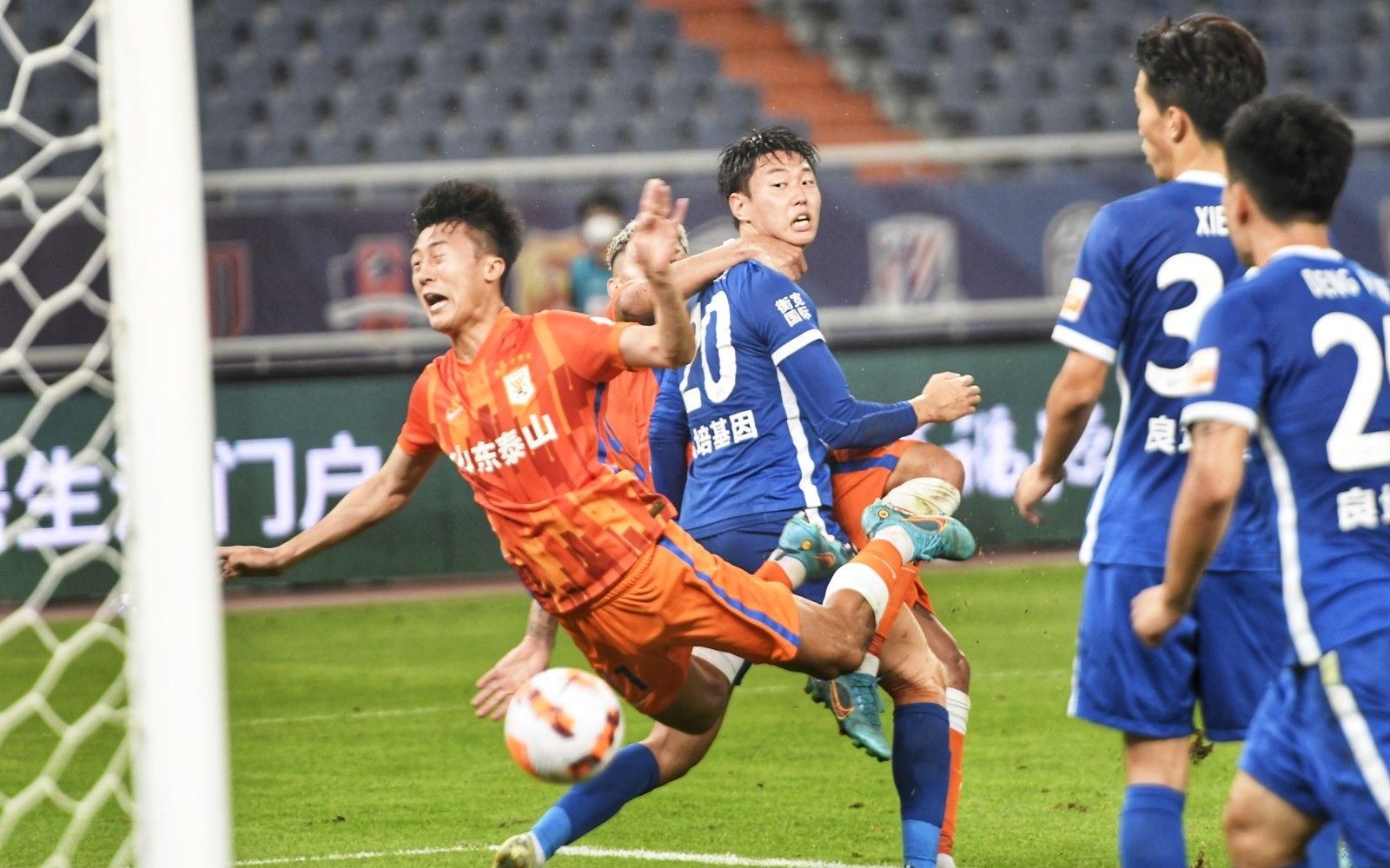 队友送大礼！QPR绝杀功臣疯狂庆祝，下一秒只剩底裤苦笑（队友大赠送！QPR绝杀英雄狂喜庆祝，转眼只剩内裤无奈苦笑）