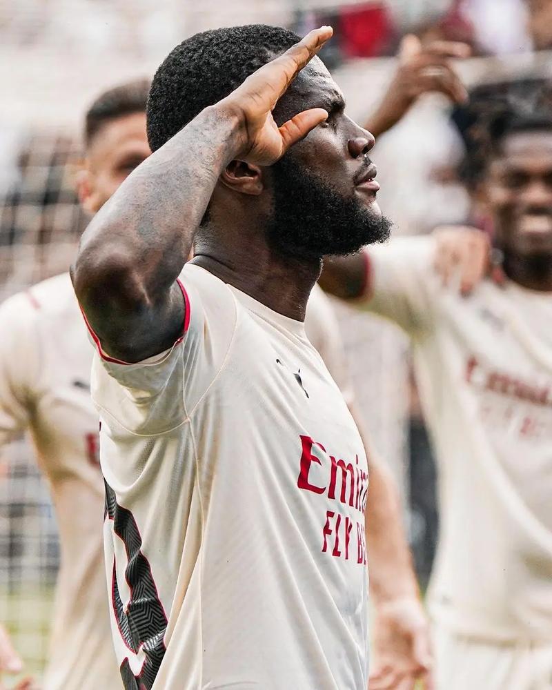 波兰媒体：莱万收到米兰、沙特和美职联报价，米兰愿签约两年（波媒：莱万获AC米兰、沙特球队与MLS报价，米兰愿提供两年合同）