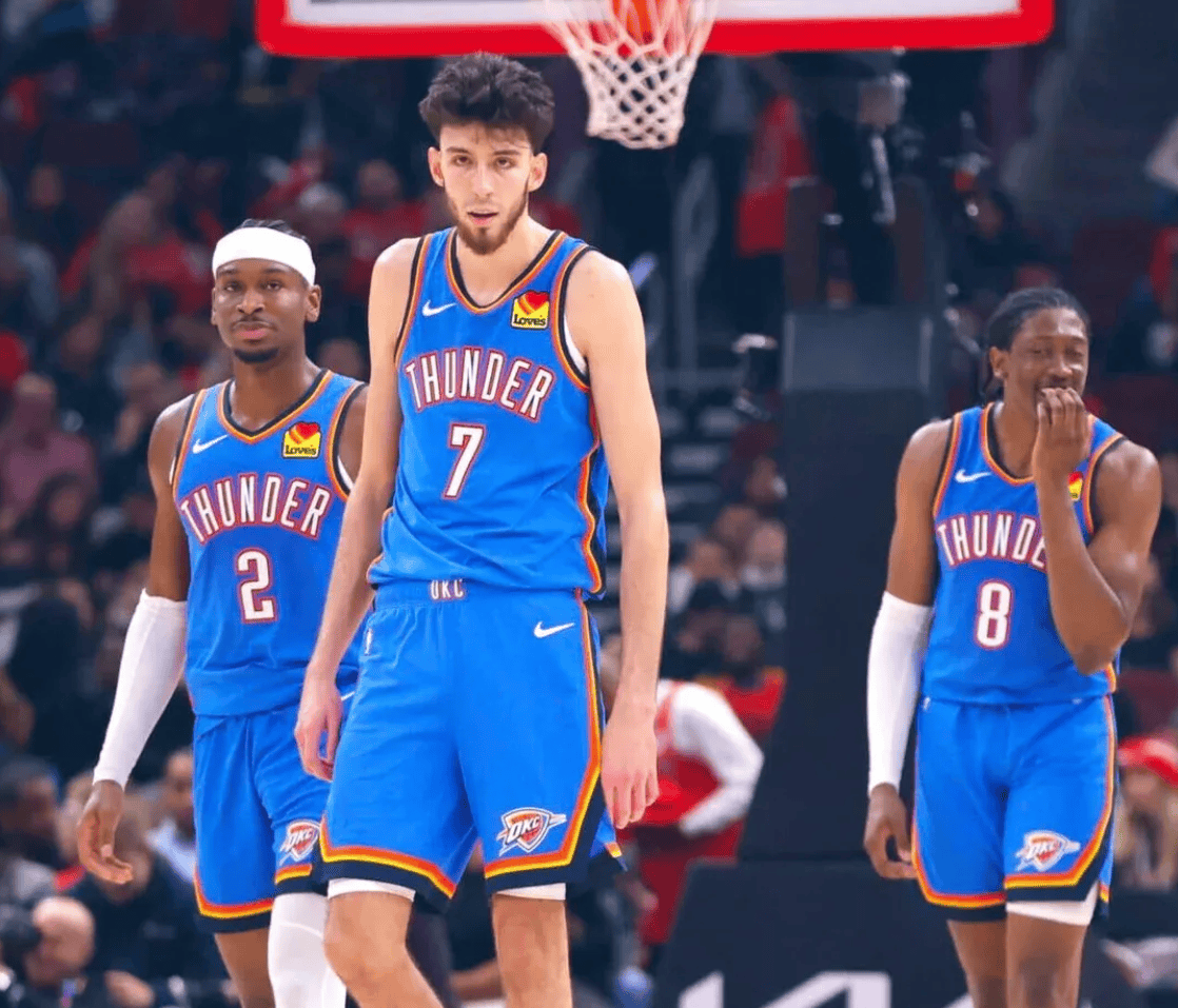 每体：部分法兰克福球迷在诺坎普闹事，向巴萨球迷投掷照明弹（每体：诺坎普发生冲突，部分法兰克福球迷向巴萨球迷投掷照明弹）