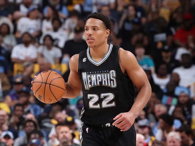 皇马又贡献了一次防守的反面教材 有点像表演赛的踢法（皇马防守再成反面教材，踢得像场表演赛）