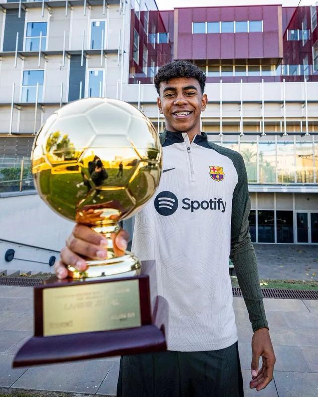 德天空：拜仁引进费耶诺德右后卫里德的谈判正在取得进展（德天空：拜仁引进费耶诺德右后卫里德的转会谈判正稳步推进）