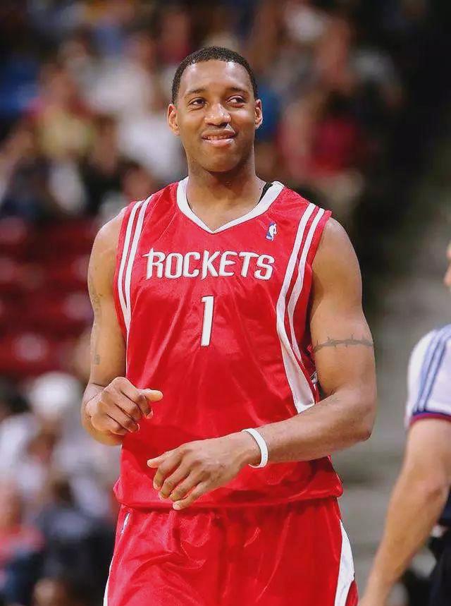 塞维利亚官方：谴责德比战球迷投掷物品行为，正配合警方调查（塞维利亚官宣：谴责德比战球迷投掷行为，正与警方配合调查）