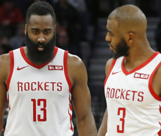 卡雷拉斯染红全程：对裁判让任意球重开不满染黄，随后抱怨吃直红（卡雷拉斯红牌过程：不满任意球重踢先吃黄，继续抱怨遭直红）