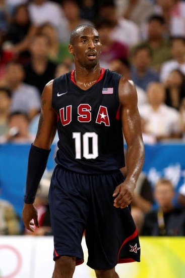 康宁汉姆在比赛中展现出了出色的突破能力，为队友创造了倒三角传球的机会。（康宁汉姆以犀利突破撕裂防线，为队友制造倒三角传球良机）