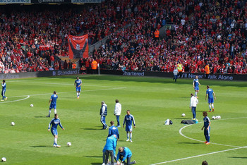 篮球赛场上的经典瞬间：保罗·乔治抢断反击（球场经典一刻：保罗·乔治抢断后迅猛反击）