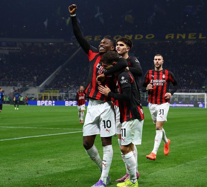 里弗斯：字母哥明天不会去客场 但养伤期间大部分时间他都会随队（里弗斯：字母哥明日不随队赴客场，养伤期大部分时间仍会跟队）