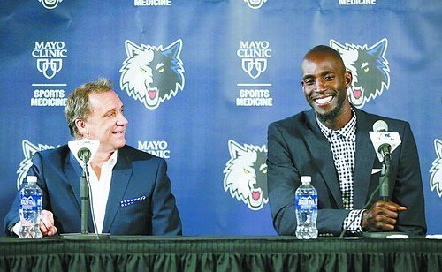 前锋远射破门，全场欢呼（前锋一脚远射破网，全场沸腾）