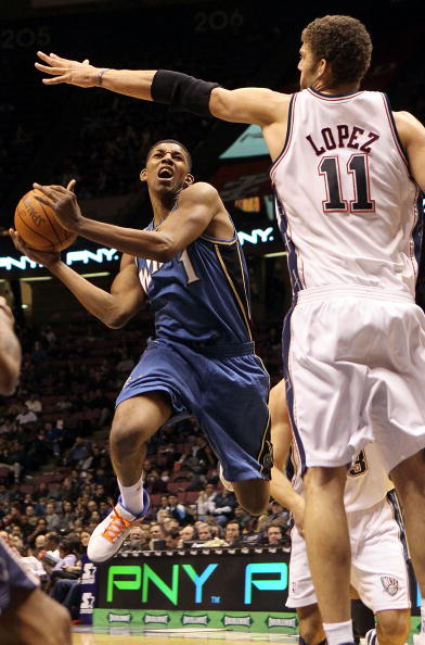 惨败国安后亚泰球员贺一然被自家球迷辱骂，他做出手势回击（惨负国安后，亚泰球员贺一然遭本队球迷辱骂，以手势回敬）