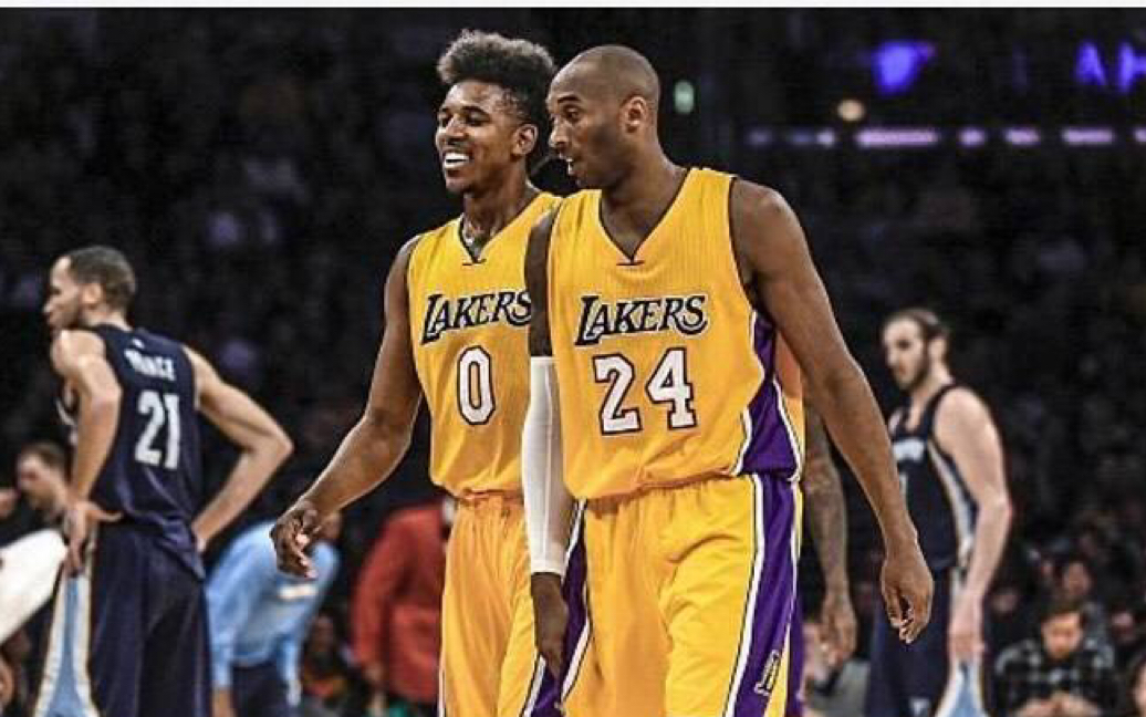 阿伦积极拼抢，展现强烈进攻欲望（阿伦奋力拼抢，进攻欲望高涨）