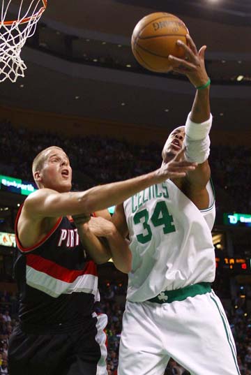 女足明星遭百万富翁跟踪骚扰，雇佣保镖应对（女足明星遭富豪纠缠跟踪，被迫雇保镖护身）