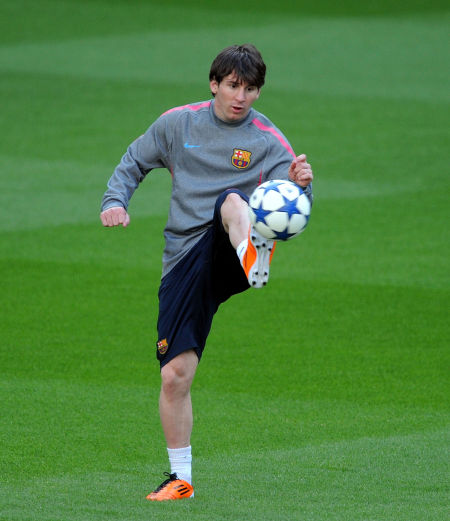 记者：阿芳和伊藤洋辉预计12月复出，穆西亚拉则需要更长时间（记者：阿芳与伊藤洋辉有望12月回归，穆西亚拉复出仍需更久）