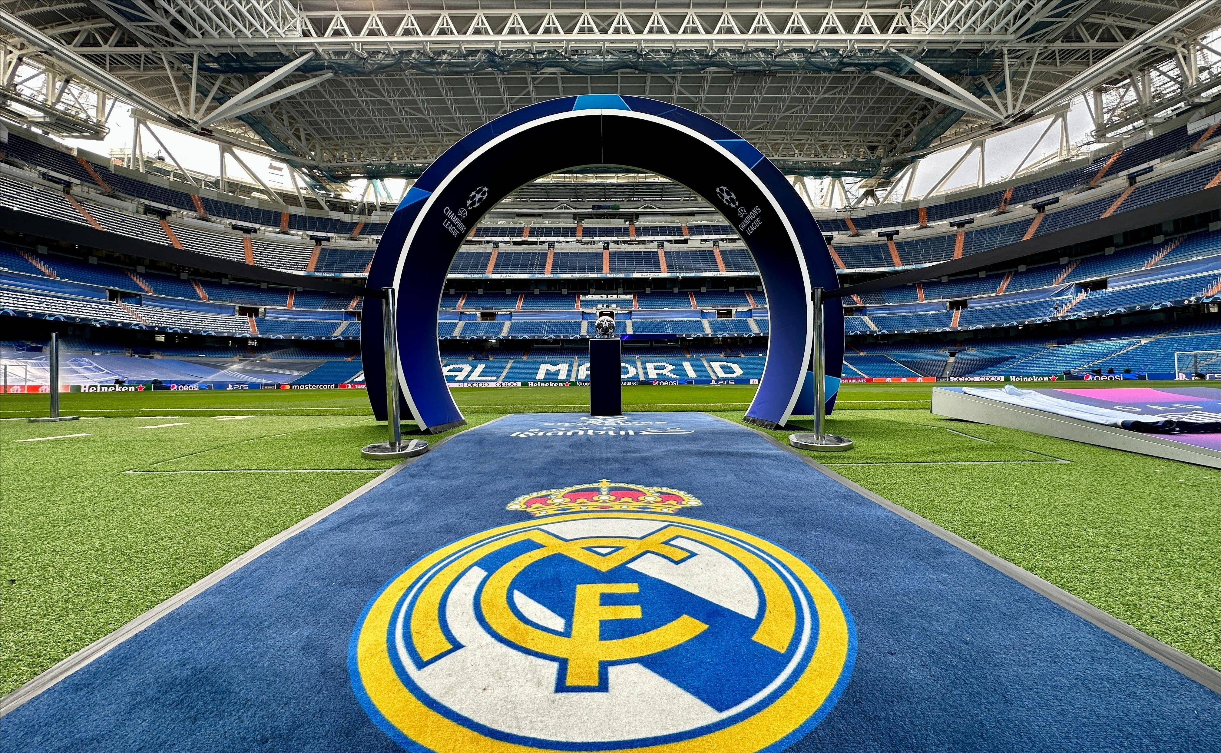 巴特勒半场8中5拿到16分，库里7中2仅5分（半场数据对比：巴特勒8投5中砍16分，库里7投2中仅得5分）