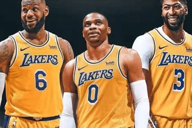 世界杯官方发布直通队伍集结海报：42个国家，同一个梦想（世界杯官宣直通队集结海报：42国同心逐梦）