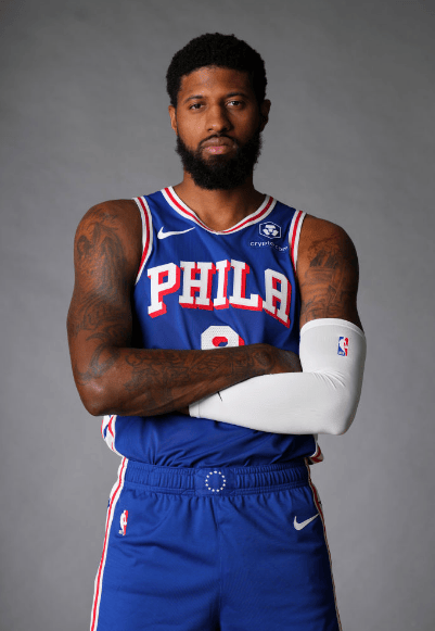 萨姆纳表现稳健，但广东队需关注后卫短板（萨姆纳发挥稳定，广东仍需补强后卫线）