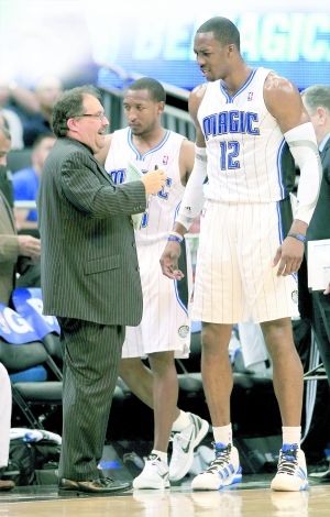 TA：阿莫林会坚持三后卫阵型，他认为这可以带领曼联重夺奖杯（TA：阿莫林将延续三中卫体系，坚信此举能助曼联再捧冠军）