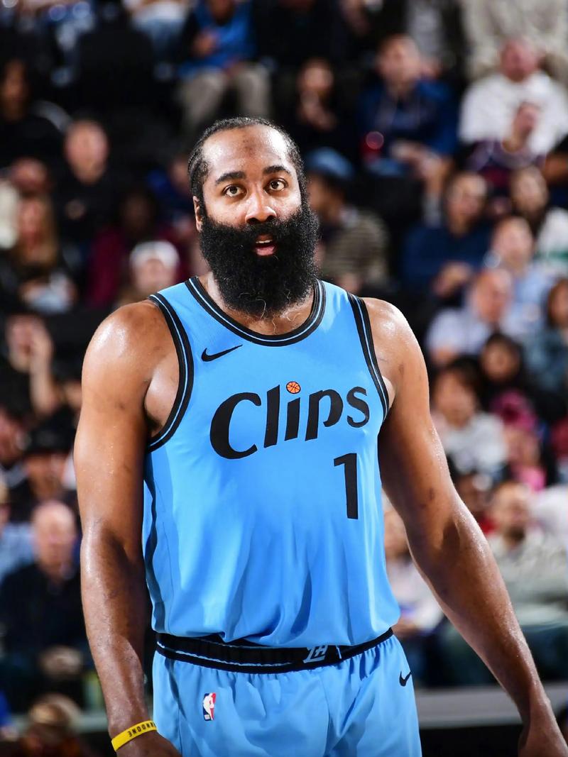 懂球帝2025年11月MVP候选出炉：姆巴佩、哈兰德领衔，莱万在列（懂球帝2025年11月MVP候选名单揭晓：姆巴佩、哈兰德领衔，莱万入围）