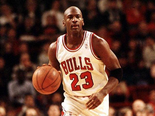 贾明儒末节发挥神勇，成为球队关键先生（贾明儒末节爆发，化身球队制胜功臣）