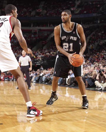 塞萨尔：齐沃为什么要换下博尼和泽林斯基？他俩明明表现最好（塞萨尔质疑齐沃换人决定：为何撤下表现最好的博尼和泽林斯基？）