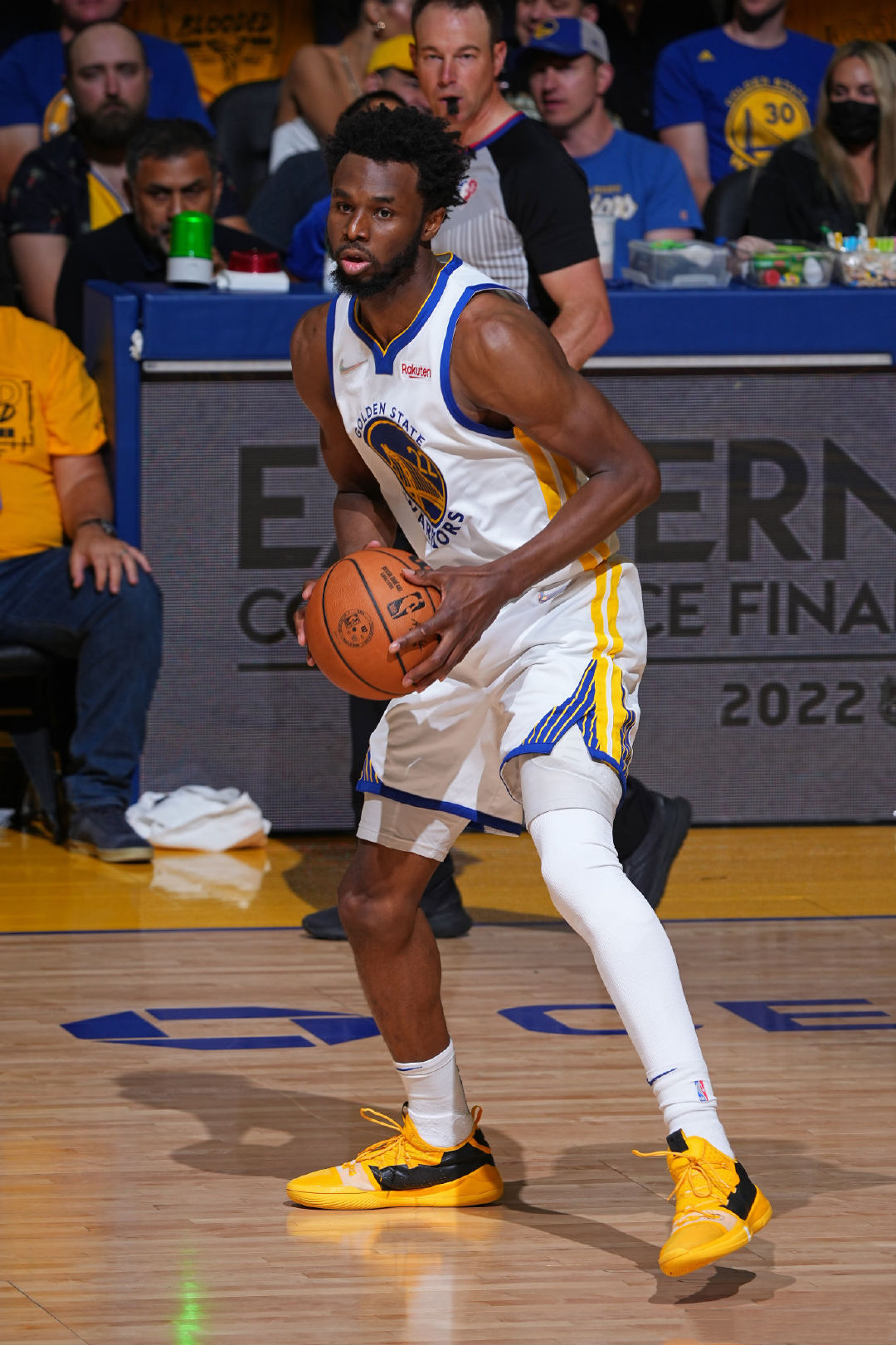 半场战报：马刺61-59尼克斯 文班4分4板 OG10中8轰20分布伦森15+4（半场速报：马刺61-59暂领先尼克斯，文班亚马4分4板，OG10投8中砍20分，布伦森15分4助）